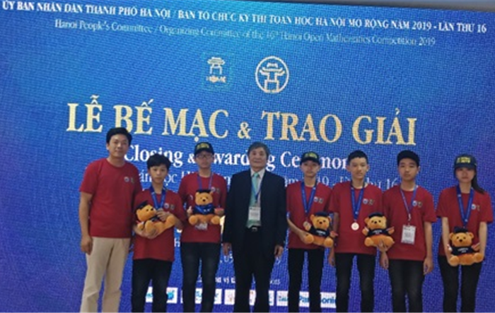 Người thầy giáo hết lòng vì học sinh thân yêu 