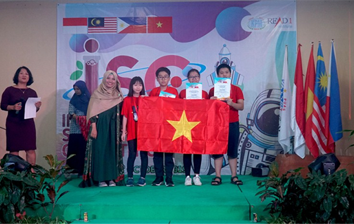 Đoàn học sinh Việt Nam xuất sắc giành 4 Huy chương Vàng tại kỳ thi khoa học quốc tế