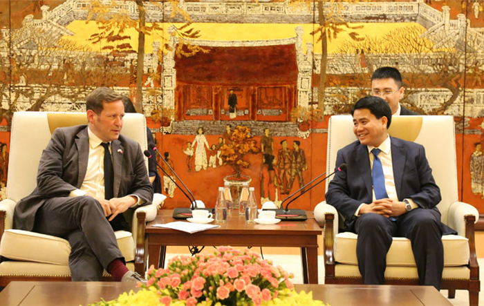Phó Bí thư Thành ủy, Chủ tịch UBND Thành phố Nguyễn Đức Chung tiếp Đặc phái viên thương mại Anh 