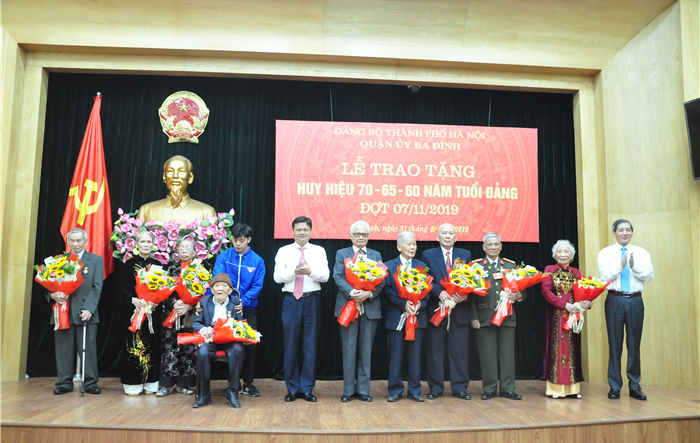 330 đảng viên Đảng bộ quận Ba Đình nhận Huy hiệu Đảng đợt 7-11