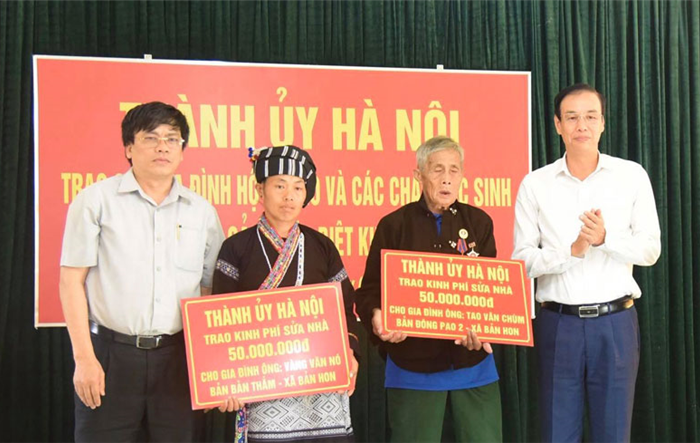 Đoàn công tác thành phố thăm, tặng quà tại tỉnh Lai Châu