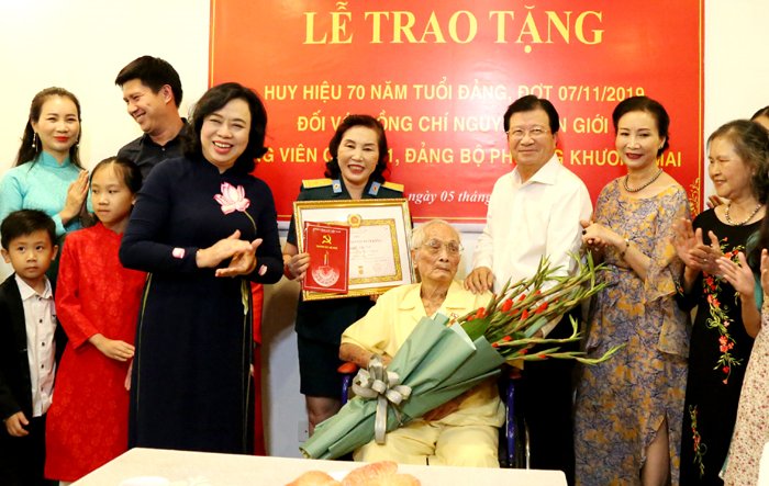 Phó Bí thư Thường trực Thành ủy trao tặng Huy hiệu 70 năm tuổi Đảng cho đảng viên Nguyễn Văn Giới
