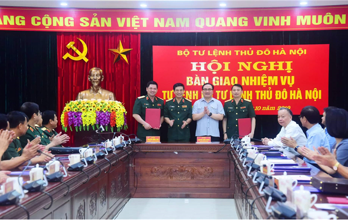  Tổ chức bàn giao nhiệm vụ Tư lệnh Bộ Tư lệnh Thủ đô 