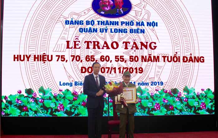 Đồng chí Đào Đức Toàn trao Huy hiệu Đảng  cho các đảng viên lão thành quận Long Biên