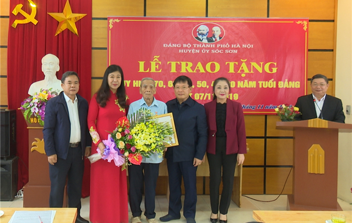 Chủ tịch Ủy ban MTTQ Việt Nam Thành phố Hà Nội Nguyễn Lan Hương  trao Huy hiệu Đảng tại huyện Sóc Sơn
