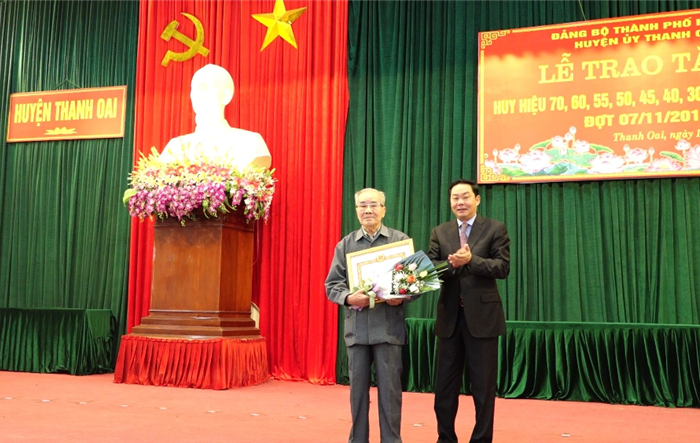 Phó Chủ tịch UBND Thành phố Lê Hồng Sơn trao Huy hiệu Đảng tại huyện Thanh Oai 