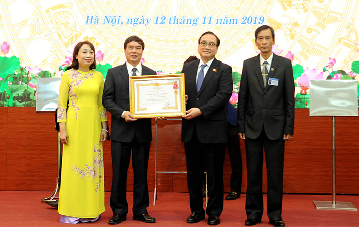 Trường Đào tạo cán bộ Lê Hồng Phong đón nhận Huân chương Lao động hạng Nhất