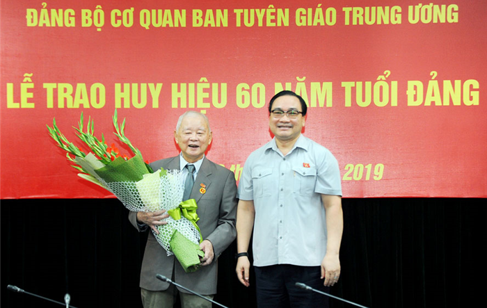 Nguyên Bí thư Thành ủy Hà Nội Lê Xuân Tùng nhận Huy hiệu 60 năm tuổi Đảng