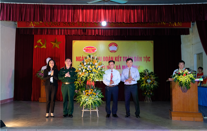 Tư lệnh Bộ Tư lệnh Thủ đô Hà Nội Nguyễn Quốc Duyệt dự Ngày hội Đại đoàn kết toàn dân tộc thôn Mai Nội