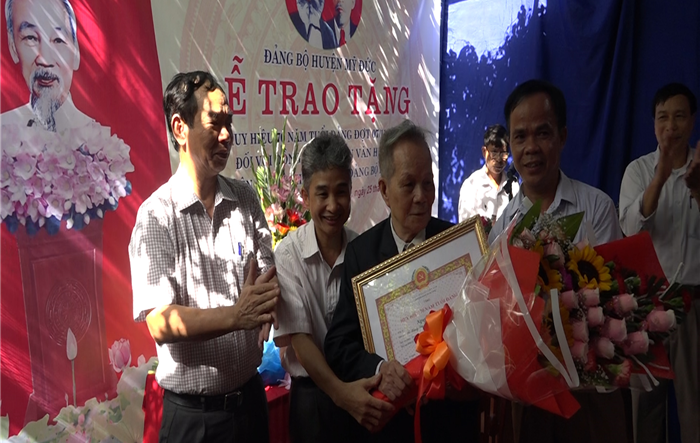 Mỹ Đức chú trọng công tác kết nạp đảng viên mới và trao tặng Huy hiệu Đảng năm 2019 