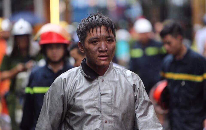 Trung úy Vũ Ngọc Hoàng vinh dự nhận Huy hiệu "Tuổi trẻ dũng cảm" của Trung ương Đoàn
