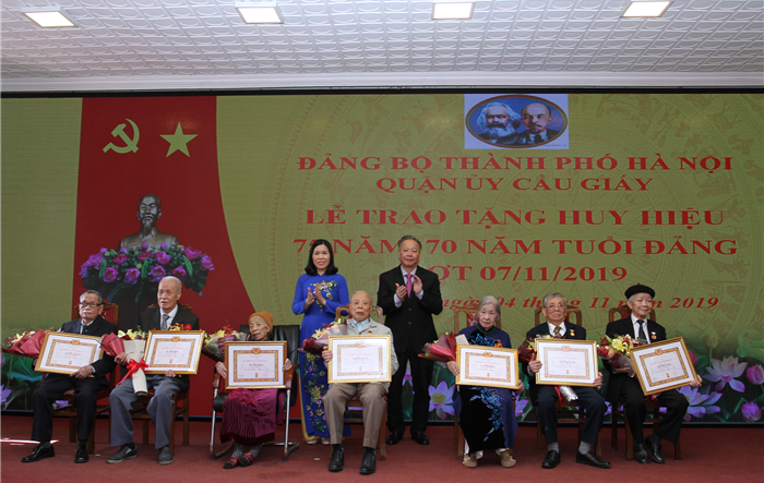 Phó Chủ tịch Thường trực UBND Thành phố trao Huy hiệu Đảng cho các đảng viên 75 năm và 70 năm tuổi Đảng tại quận Cầu Giấy