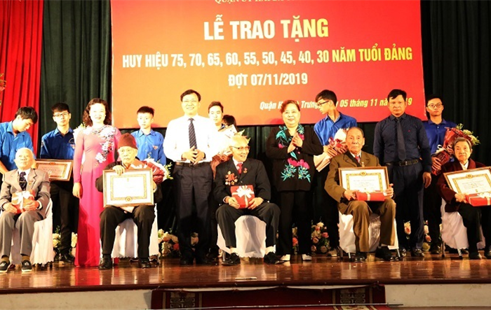 Đồng chí Nguyễn Thị Bích Ngọc trao Huy hiệu Đảng đợt 7-11 tại quận Hai Bà Trưng