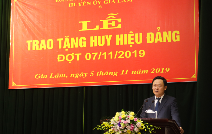 141 đảng viên của Đảng bộ huyện Gia Lâm được trao tặng huy hiệu Đảng đợt 07-11