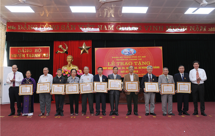 141 đảng viên của Đảng bộ huyện Thanh Trì được nhận Huy hiệu Đảng đợt 7-11