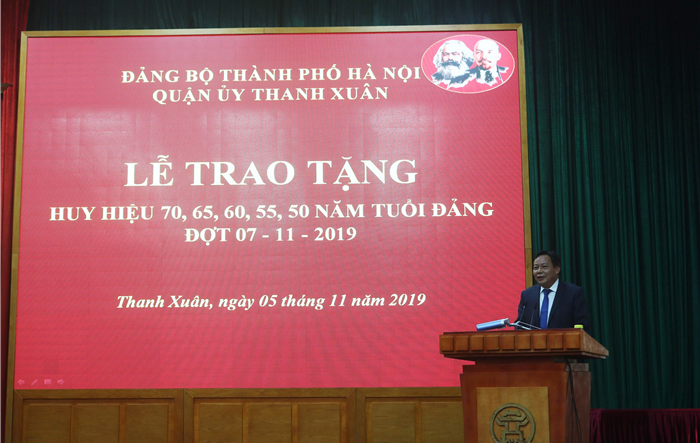 Trưởng Ban Tuyên giáo Thành ủy trao Huy hiệu Đảng tại quận Thanh Xuân