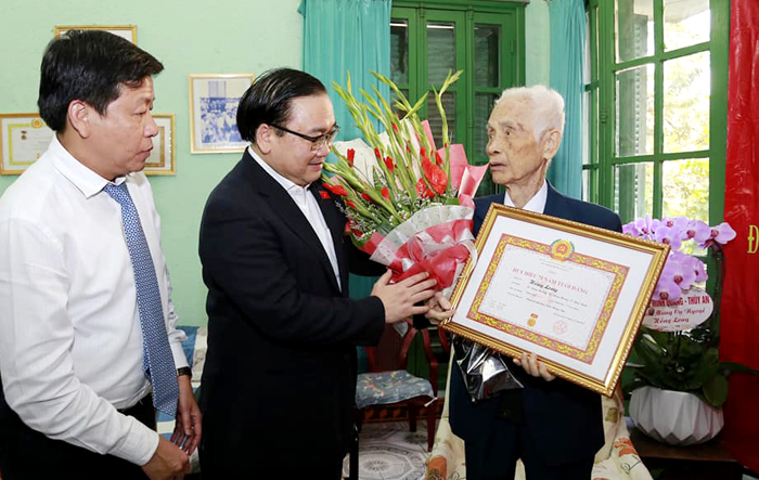 Bí thư Thành ủy Hoàng Trung Hải trao Huy hiệu 75 tuổi Đảng tại quận Hoàn Kiếm