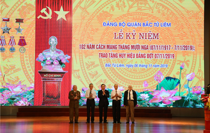 Quận ủy Bắc Từ Liêm trao tặng  Huy hiệu Đảng đợt 7-11 cho 173 đảng viên