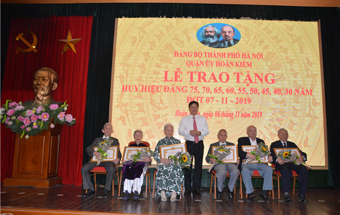 Trưởng Ban Tổ chức Thành ủy trao tặng Huy hiệu Đảng tại quận Hoàn Kiếm