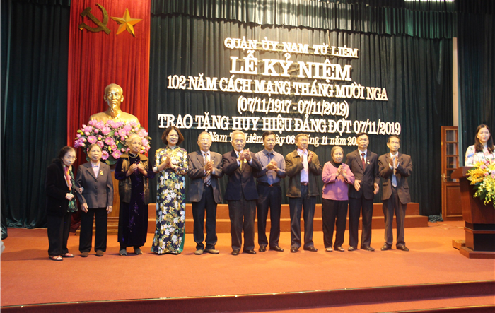 99 đảng viên quận Nam Từ Liêm nhận huy hiệu Đảng đợt 7-11 