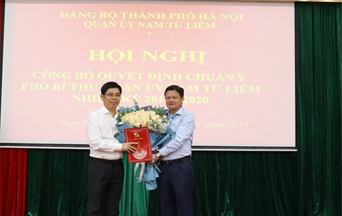 Công bố và trao Quyết định Phó Bí thư Thường trực Quận ủy Nam Từ Liêm