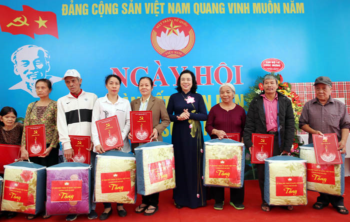 Phó Bí thư Thường trực Thành ủy Ngô Thị Thanh Hằng dự Ngày Hội đại đoàn kết toàn dân tộc tại địa bàn dân cư số 19, phường Láng Hạ