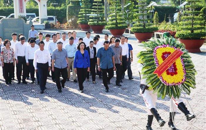 Đoàn Đại biểu thành phố Hà Nội dâng hương tưởng nhớ Chủ tịch Hồ Chí Minh tại tỉnh Cà Mau