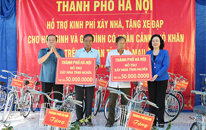 Đoàn cán bộ thành phố Hà Nội tặng quà gia đình chính sách và học sinh nghèo tại xã Đất Mũi