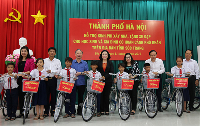 Đoàn công tác thành phố Hà Nội tặng quà hộ nghèo và học sinh có hoàn cảnh khó khăn tại huyện Thạnh Trị