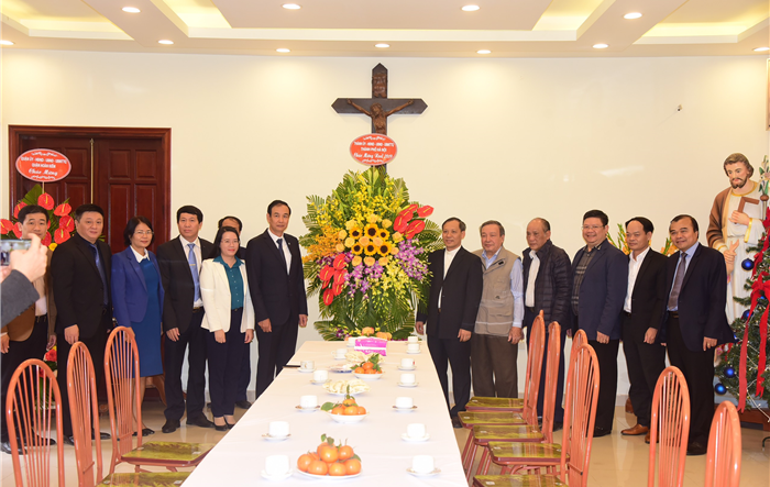 Phó Bí thư Thành ủy Đào Đức Toàn chúc mừng giáo xứ Hàm Long