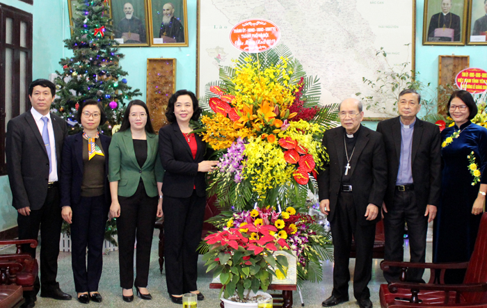 Phó Bí thư Thường trực Thành ủy Ngô Thị Thanh Hằng thăm, chúc mừng Giáng sinh Tòa Giám mục Hưng Hóa