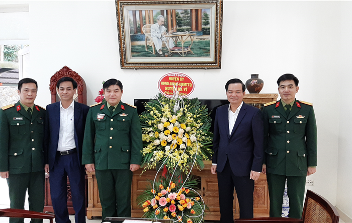 Bí thư Huyện ủy Ba Vì thăm, chúc mừng các đơn vị quân đội