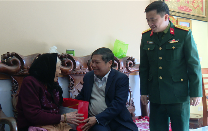 Lãnh đạo huyện Hoài Đức thăm, tặng quà Mẹ Việt Nam anh hùng