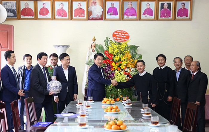 Chủ tịch UBND Thành phố chúc mừng Giáo xứ Thái Hà và các nữ tu Dòng Thánh Phaolô thành Chartres nhân dịp Giáng sinh