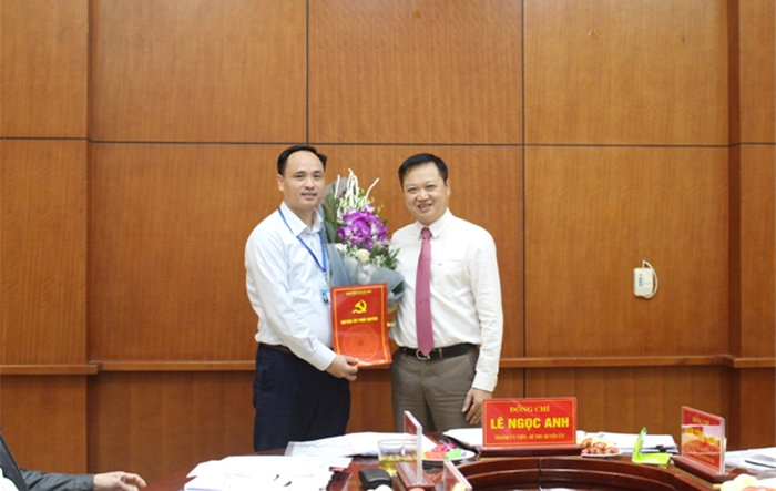 Bí thư Huyện uỷ Phú Xuyên trao Quyết định chuẩn y Uỷ viên Ban Thường vụ Huyện ủy