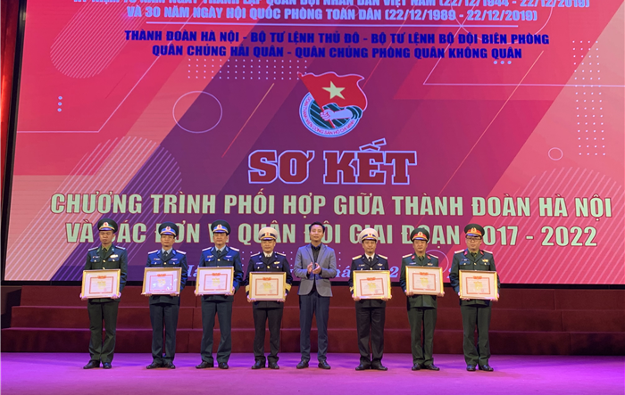 Màu áo xanh thanh niên Thủ đô sát cánh cùng màu áo xanh của các lực lượng quân đội
