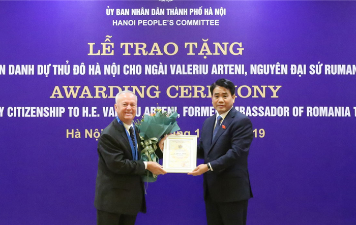 Trao danh hiệu Công dân danh dự Thủ đô Hà Nội cho nguyên Đại sứ Romania
