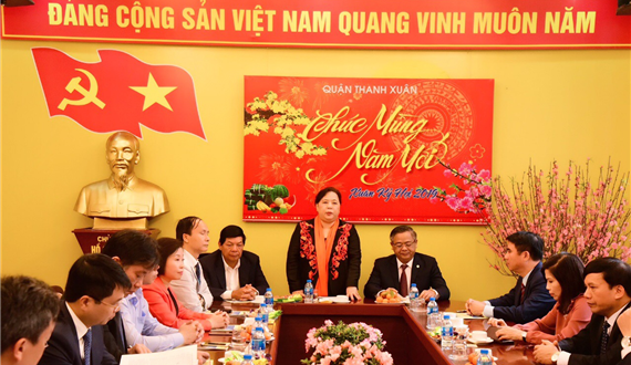 Chủ tịch HĐND thành phố Hà Nội Nguyễn Thị Bích Ngọc trồng cây tại quận Thanh Xuân