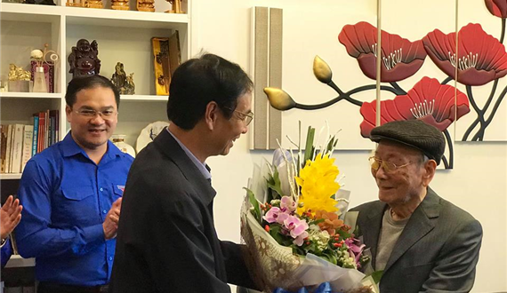 Phó Bí thư Thành ủy Đào Đức Toàn thăm, tặng quà các cựu chiến binh
