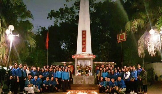 Hơn 12.000 thanh niên Thủ đô đồng loạt thắp nến tri ân các anh hùng liệt sỹ