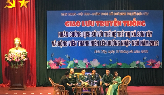 Giao lưu truyền thống giữa các nhân chứng lịch sử với thế hệ trẻ thị xã Sơn Tây