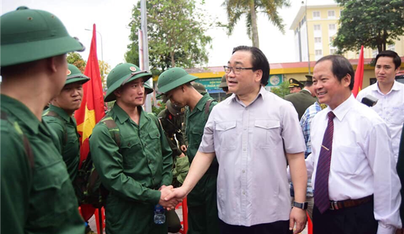 Bí thư Thành uỷ Hà Nội Hoàng Trung Hải động viên, tiễn chân tân binh huyện Thanh Trì