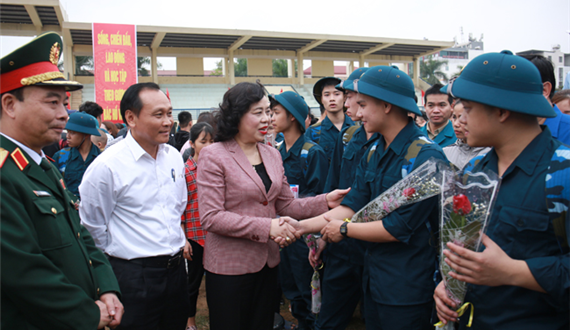 Phó Bí thư Thường trực Thành ủy Ngô Thị Thanh Hằng động viên tân binh huyện Đông Anh lên đường nhập ngũ