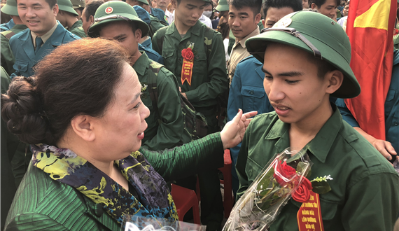 Chủ tịch HĐND Thành phố Nguyễn Thị Bích Ngọc dự lễ giao nhận quân tại huyện Thường Tín