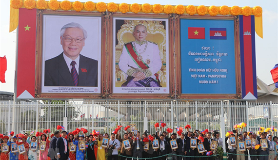Tổng Bí thư, Chủ tịch nước thăm hỏi bà con Việt kiều tại Campuchia