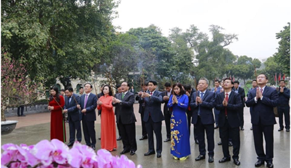 Nhân ngày đầu năm mới, lãnh đạo Thành phố dâng hương tưởng niệm các vị liệt tổ, liệt tông và Chủ tịch Hồ Chí Minh