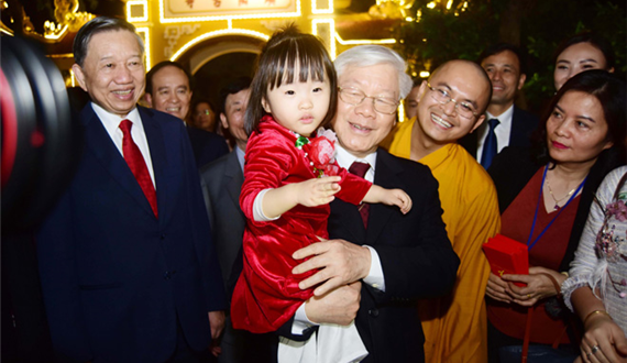 Tổng Bí thư, Chủ tịch nước Nguyễn Phú Trọng tản bộ trên đường Thanh Niên, chúc Tết Nhân dân Thủ đô trước thời khắc Giao thừa
