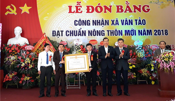 Phó Bí thư Thành ủy Hà Nội Đào Đức Toàn trao Bằng công nhận xã đạt chuẩn nông thôn mới tại xã Vân Tảo