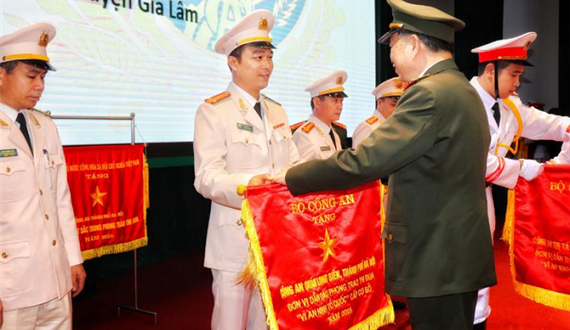 Học tập phong cách Hồ Chí Minh: Người đứng đầu "xắn tay" cùng chiến sỹ