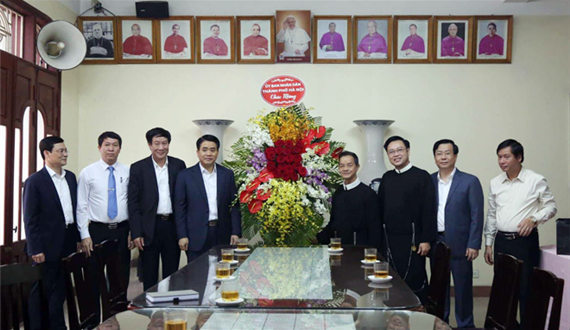 Chủ tịch UBND thành phố Hà Nội chúc mừng Chánh xứ Giáo xứ Thái Hà được tái bổ nhiệm